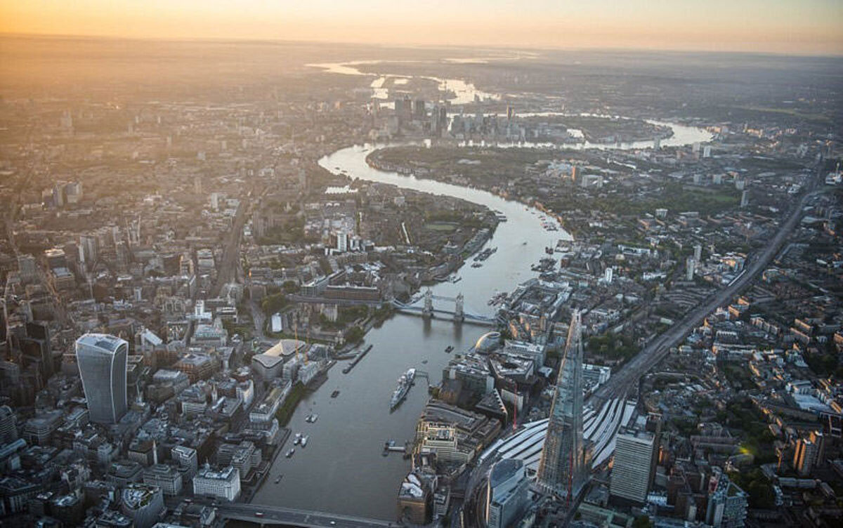 فیلم| لجن‌کشی در رودخانه تیمز لندن به امید یافتن عتقیه!