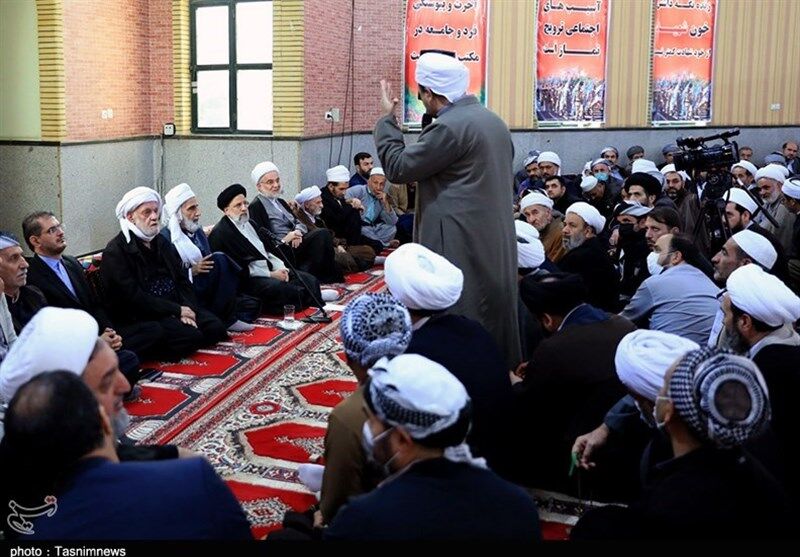 دیدار خودمانی و بدون تشریفات رئیسجمهور با علمای شیعه و سنی کردستان +تصاویر