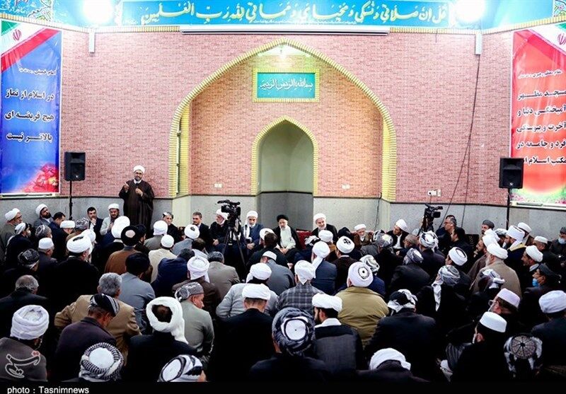 دیدار خودمانی و بدون تشریفات رئیسجمهور با علمای شیعه و سنی کردستان +تصاویر