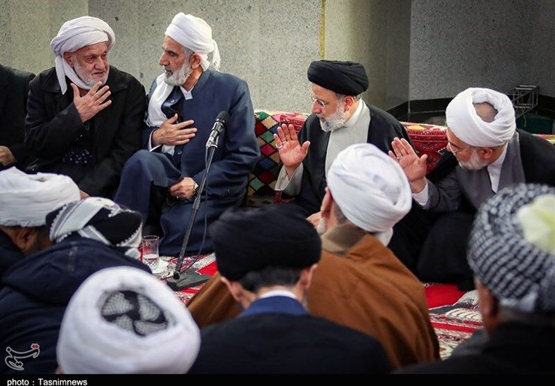 دیدار خودمانی و بدون تشریفات رئیسجمهور با علمای شیعه و سنی کردستان +تصاویر
