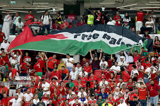 فریاد هواداران انگلیسی بر سر خبرنگار رژیم صهیونسیتی؛ «فلسطین را آزاد کنید»