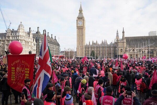 هزاران نفر از کارکنان اداره پست انگلیس اعتصاب کردند