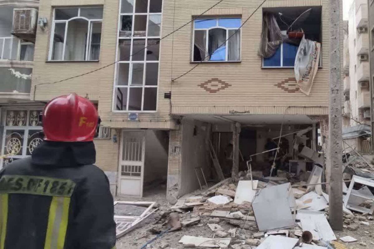 انفجار گاز در یک آپارتمان مسکونی به تعدادی منزل و ۳ خودرو خسارت زد