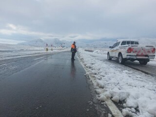 بارش برف و باران در جاده‌های ۹ استان/ ترافیک نیمه سنگین در جاده چالوس
