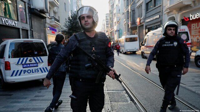 انفجار در مسیر نیروهای ضد شورش ترکیه / ۸ نیروی پلیس زخمی شدند