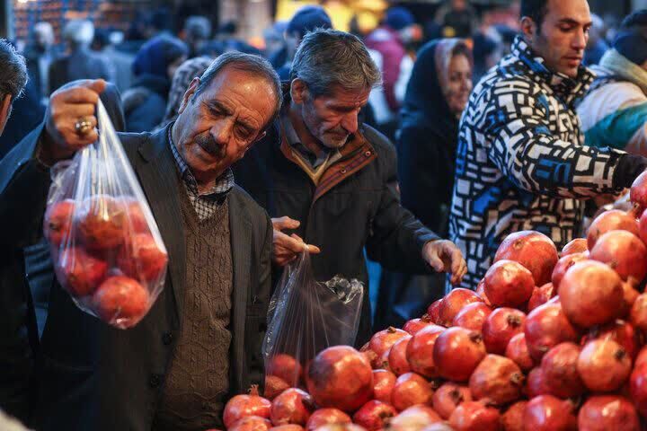 وضعیت بازار میوه و آجیل در یلدای ۱۴۰۱/ کسبه امیدوار خانوارهاچرتکه به دست