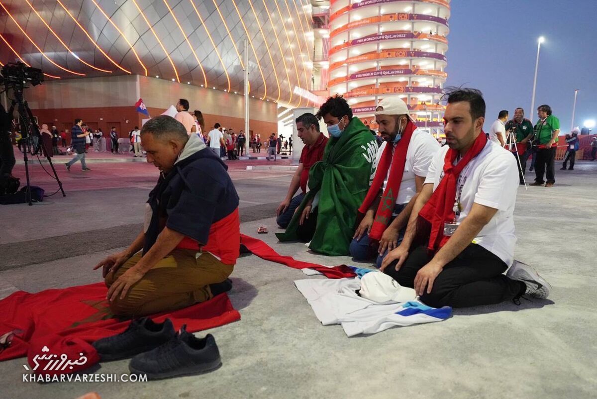 عکس| اتفاق جالب در حاشیه دیدار کرواسی و مراکش/ هوادار مسلمان عربستانی خودش را به ورزشگاه رساند