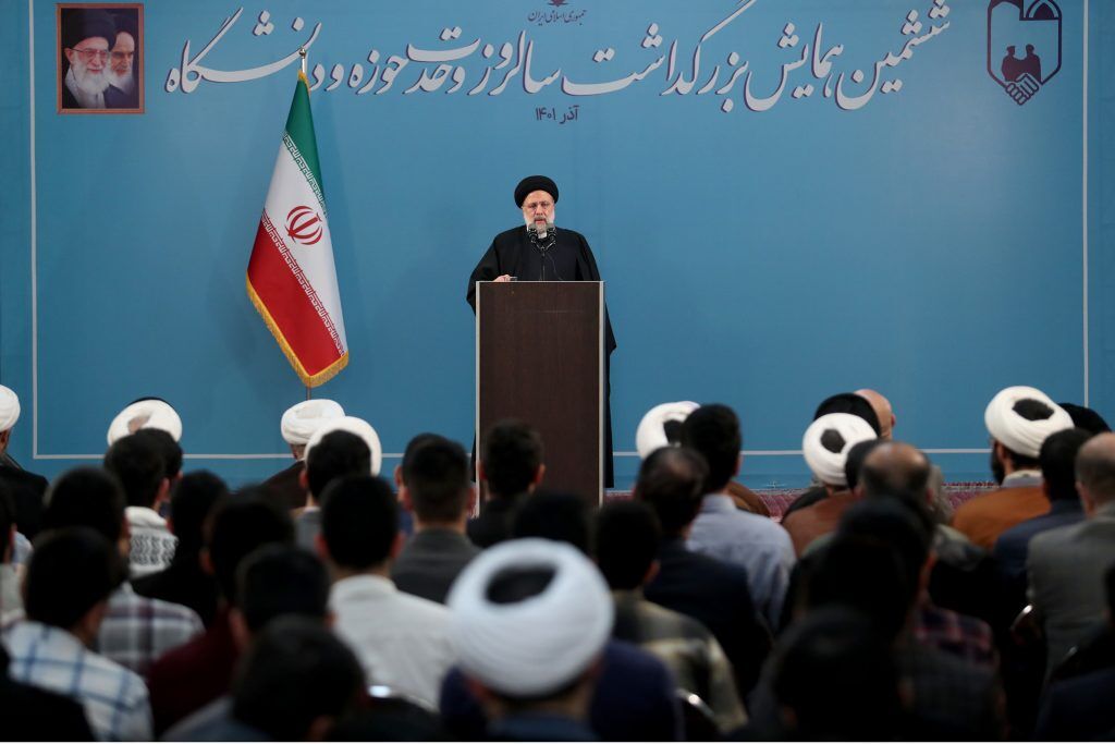 آیت‌الله رئیسی: رفع نیازهای جامعه انسانی اصلی‌ترین مأموریت حوزه و دانشگاه است