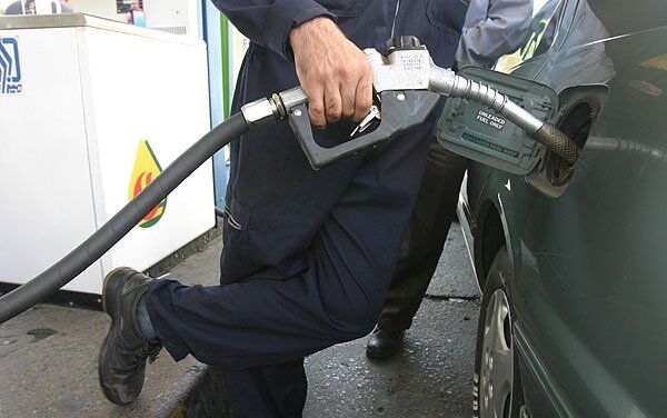 توضیحات زنگنه درباره قیمت بنزین در سال آینده