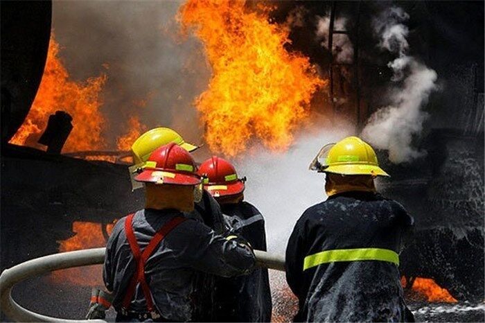  آتش سوزی گسترده یک کارگاه کفاشی در مشهد مهار شد