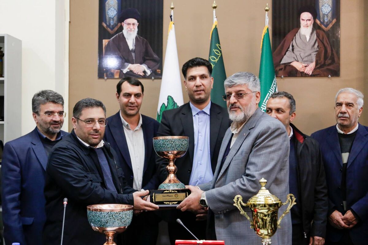 اهدای ۴ جام هندبالیست‌های ایران به موزه آستان قدس رضوی