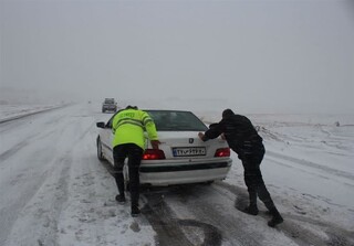 برف راه ارتباطی ۶۵ روستا مارگون و دنا را قطع کرد