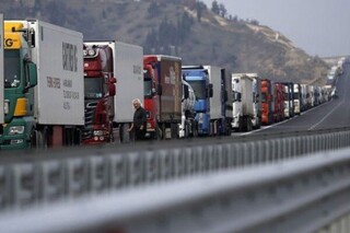 مدیرکل دفتر ترانزیت سازمان راهداری اعلام کرد: معطلی ۴ تا ۵ روزه کامیون‌ها در مرز