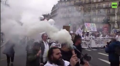 فیلم| تظاهرات کادر درمان فرانسه در پاریس