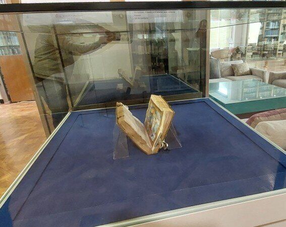 کتاب دعای پادشاه فرانسه را در کاخ نیاوران ببینید