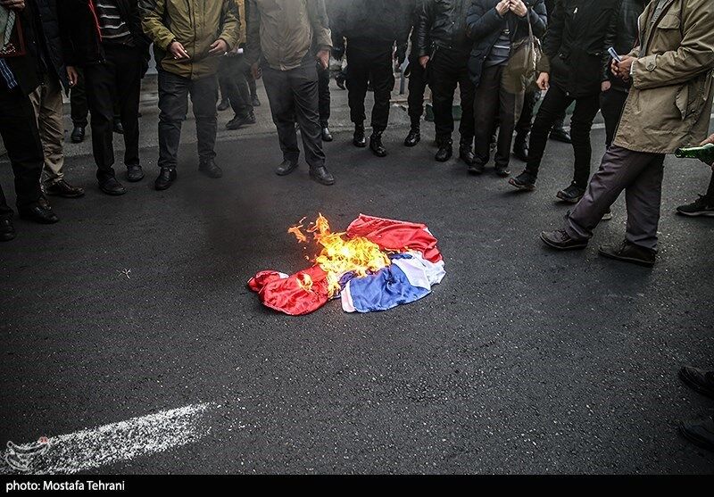 تجمع اعتراضی مقابل سفارت فرانسه در تهران 