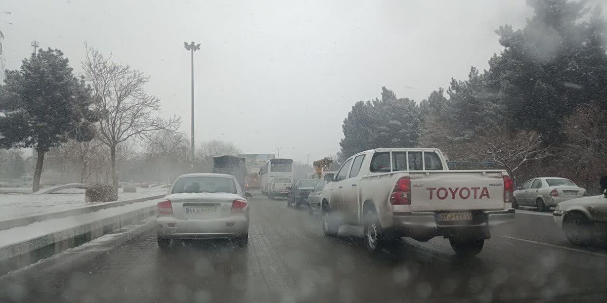 ترافیک در محورهای اصلی شهر مشهد سنگین است