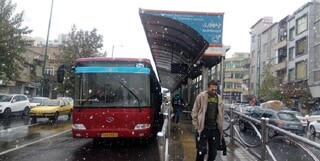 اتوبوس‌ها در مشهد مسافران را خارج از ایستگاه هم سوار و پیاده می‌کنند