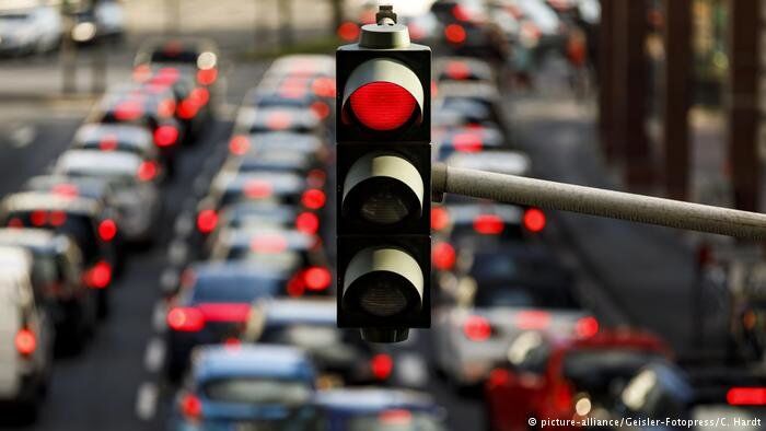 نقش چراغ‌ راهنمایی و رانندگی در مهار ترافیک تهران