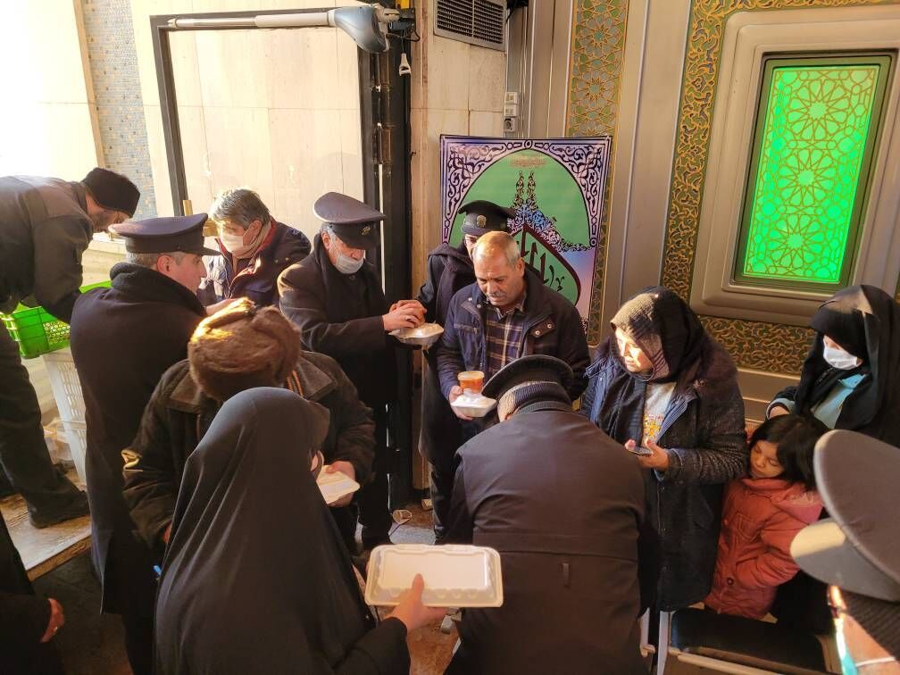 خدمت‌رسانی آستان قدس رضوی برای اسکان و اطعام مسافران قطارهای مشهد