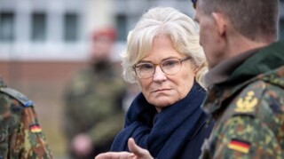 وزیر دفاع آلمان کناره‌گیری می‌کند