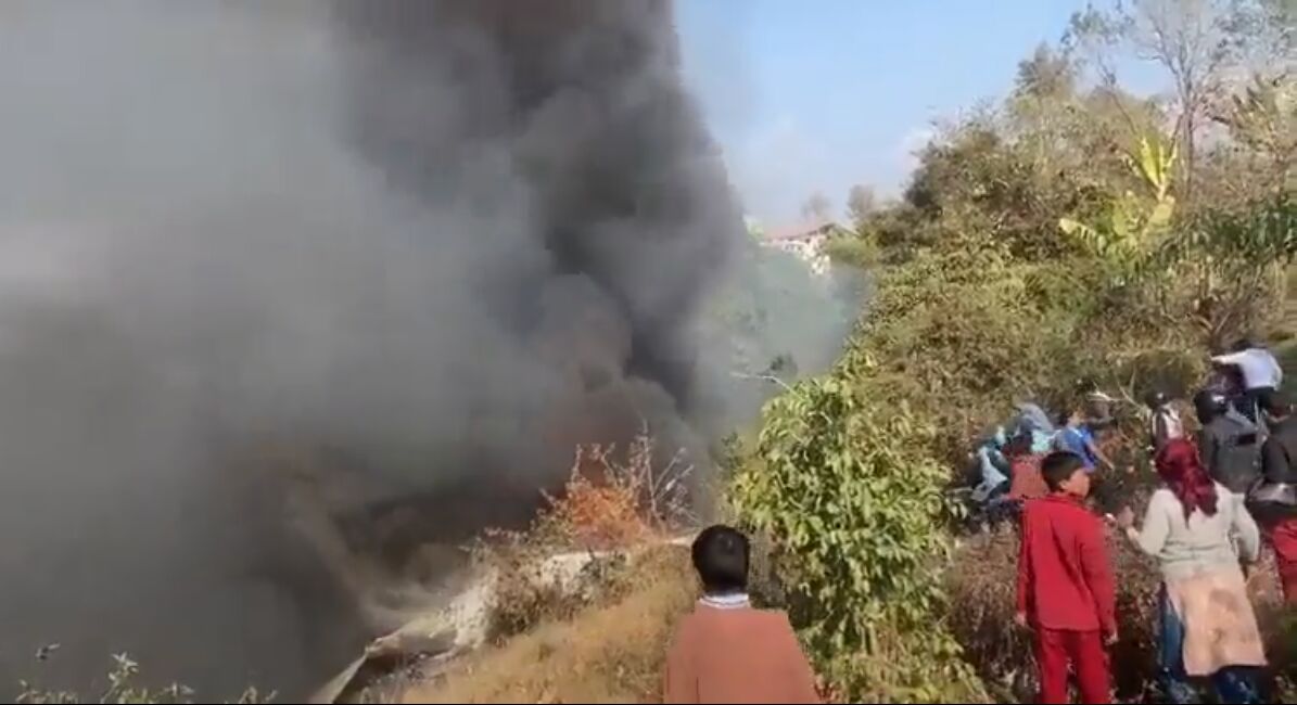 فیلم| سقوط یک هواپیمای مسافربری در نپال با ۷۲ سرنشین