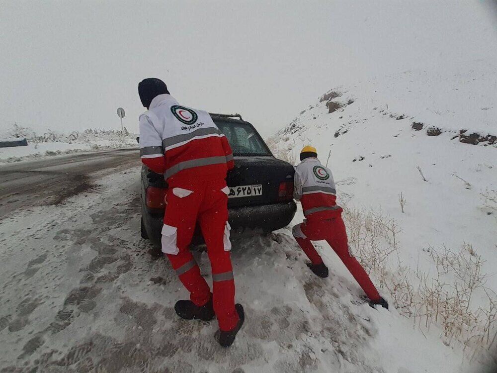 امدادرسانی به حدود ۱۰ هزار مسافر گرفتار در برف توسط نجاتگران هلال احمر خراسان رضوی