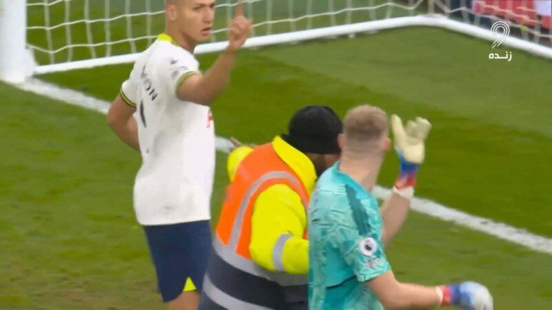 کتک خوردن دروازهبان آرسنال از هوادار تاتنهام!