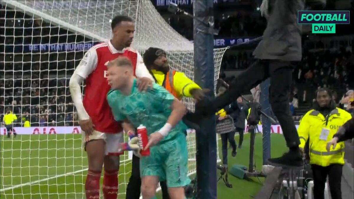 کتک خوردن دروازهبان آرسنال از هوادار تاتنهام!