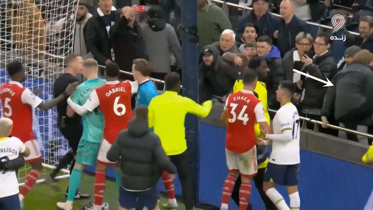 کتک خوردن دروازهبان آرسنال از هوادار تاتنهام!