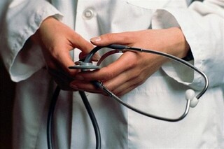 انتقاد نظام پزشکی از منوط شدن اخذ پروانه مطب پزشکان به عقد قرارداد با بیمه‌ها