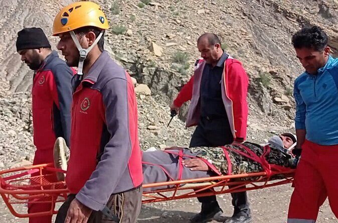 نجات جان ۲ نفر از عشایر در کوه‌های شیرمرد تنگستان