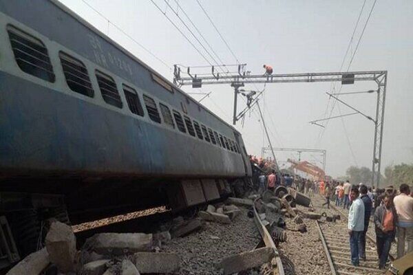 انفجار بمب در پاکستان، قطار مسافربری را از ریل خارج شد