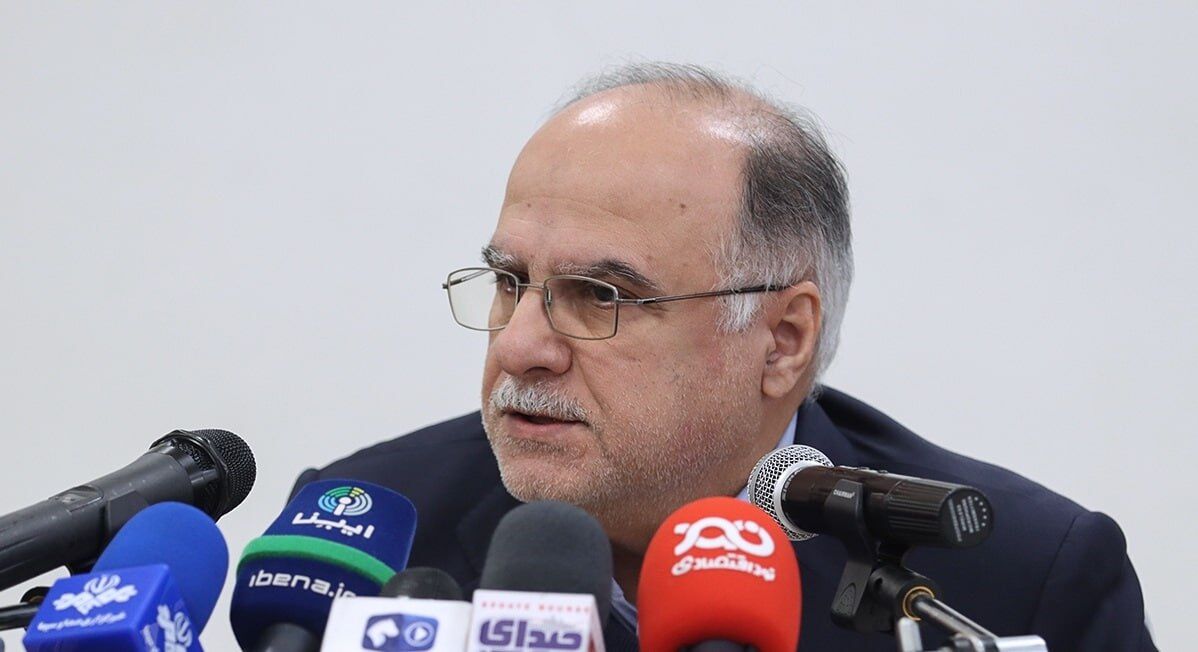 وزیر اقتصاد: عرضه خودرو در بورس نمیتواند دائمی باشد/ نظر مسؤولان درباره عرضه خودرو در بورس کالا