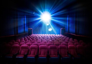 نباید سینماهای مجهز ایران از اکران فیلم‌های خارجی محروم شود