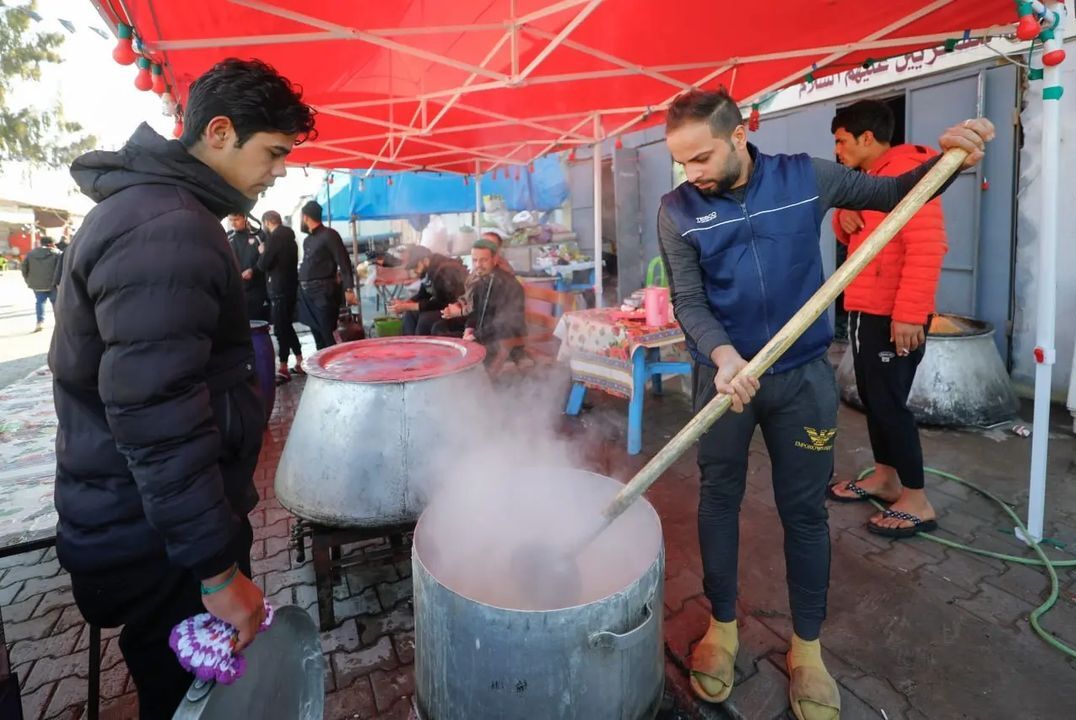 حرکت دستههای عزادار و پذیرایی از زائران سامرا در ایام شهادت امام هادی(ع)