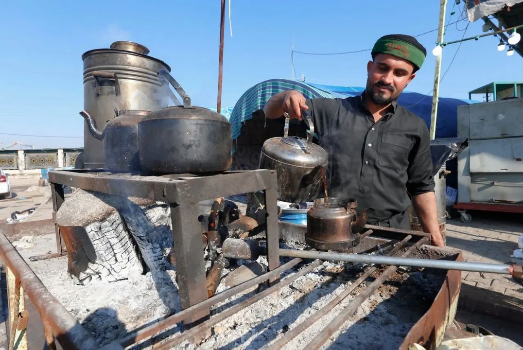 حرکت دستههای عزادار و پذیرایی از زائران سامرا در ایام شهادت امام هادی(ع)