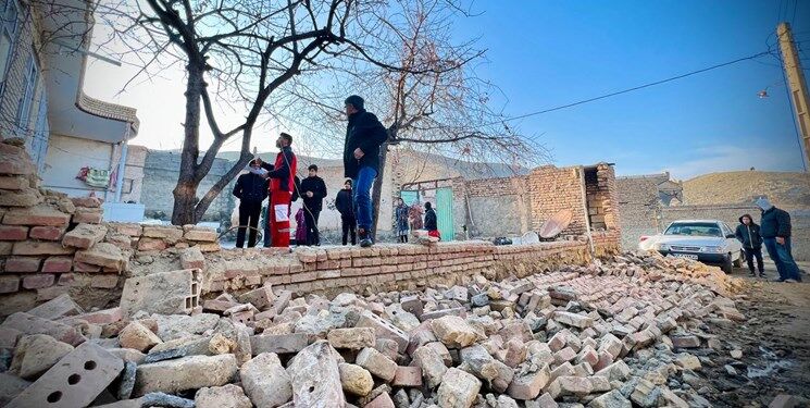 توزیع چادر در مناطق زلزله‌زده خوی