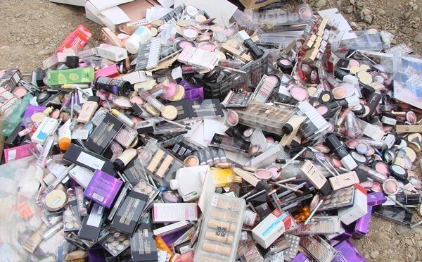 کشف بیش از ۳۶۰۰ قلم محصولات آرایشی و بهداشتی غیرمجاز در نیشابور