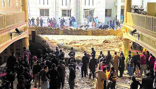 اعلام جنگ به اسلام‌آباد/ حمله انتحاری طالبان پاکستانی به مسجدی در پیشاور با بیش از ۲۰۰ شهید و زخمی