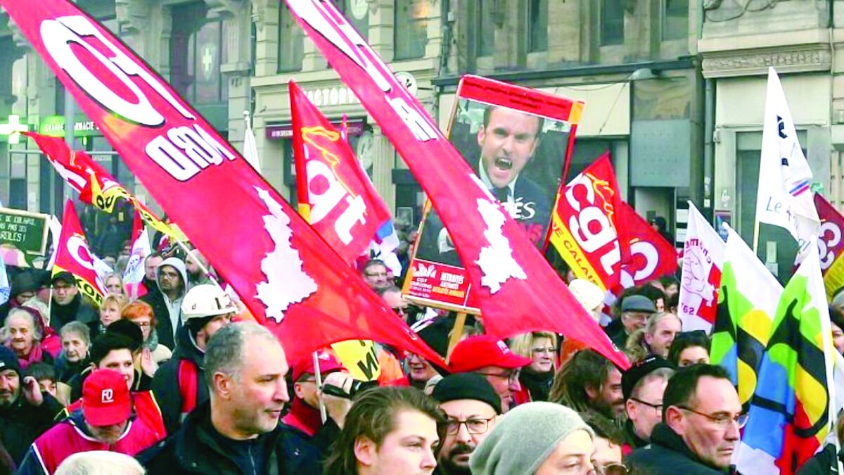 جدال مکرون با مردم!/ موج گسترده اعتراضات و اعتصابات در فرانسه ادامه دارد