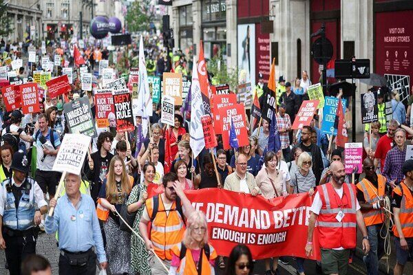 تظاهرات صدها هزار نفر در انگلیس در اعتراض به شرایط کاری و دستمزد