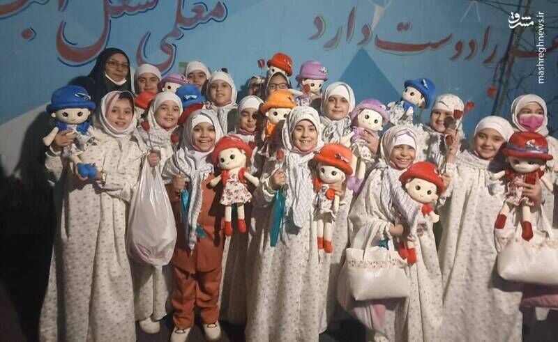 عکس| هدیه رهبر انقلاب به دانشآموزان در جشن فرشتهها