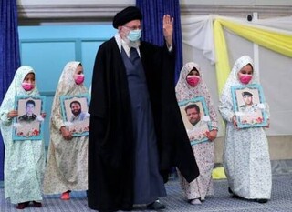 دختران چهار شهید مدافع حرم در کنار رهبر انقلاب+ عکس