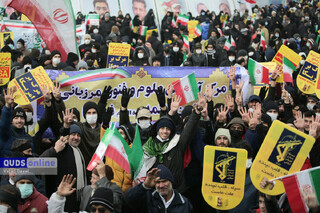 تصاویر شهدای امنیت در دستان راهپیمایان مشهدی