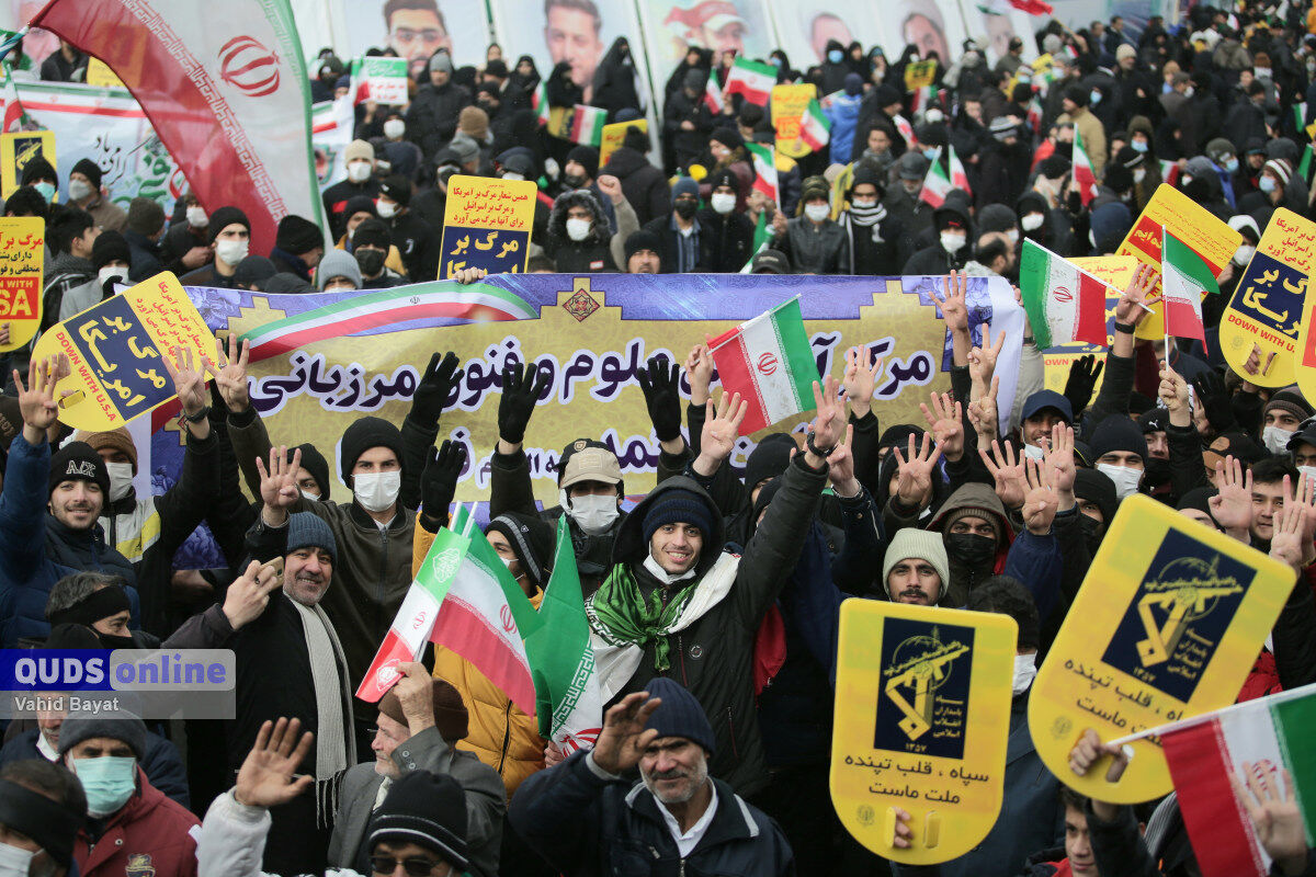 تصاویر شهدای امنیت در دستان راهپیمایان مشهدی