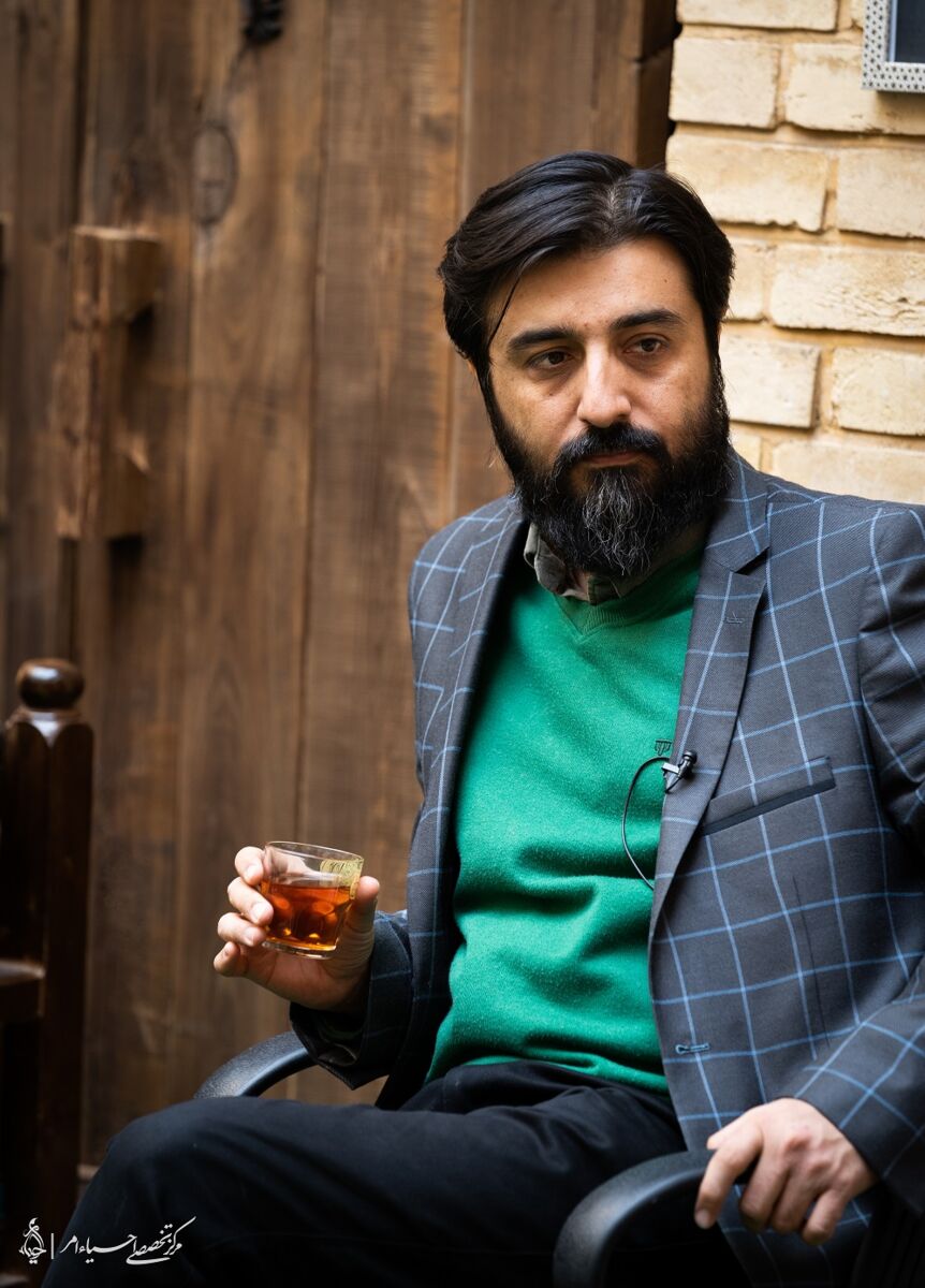 مداح شعرشناسی که روی مرز مداحی سنتی و روز حرکت میکند/ حنیف طاهری: بودجه نهادهای فرهنگی برای اهل بیت به جای هیأت کجا میرود؟