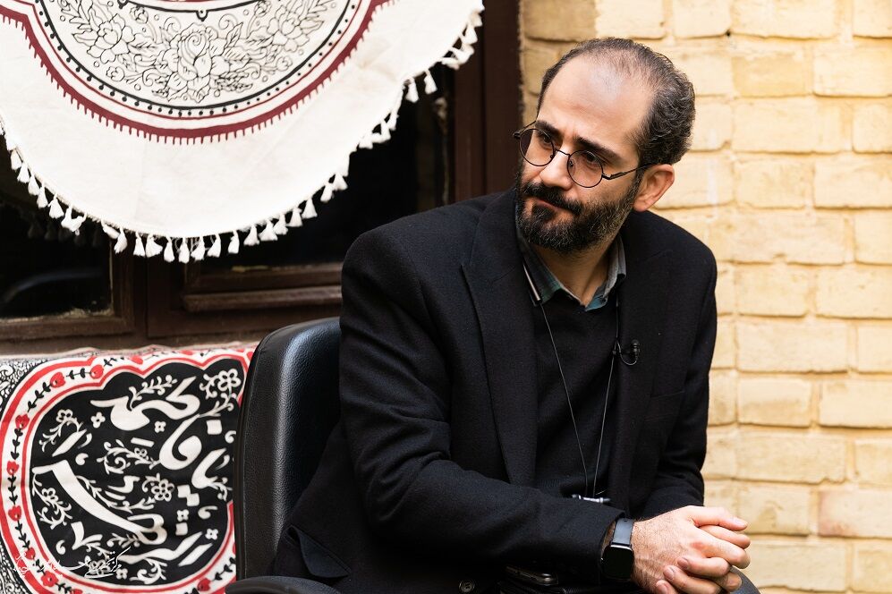 مداح شعرشناسی که روی مرز مداحی سنتی و روز حرکت میکند/ حنیف طاهری: بودجه نهادهای فرهنگی برای اهل بیت به جای هیأت کجا میرود؟