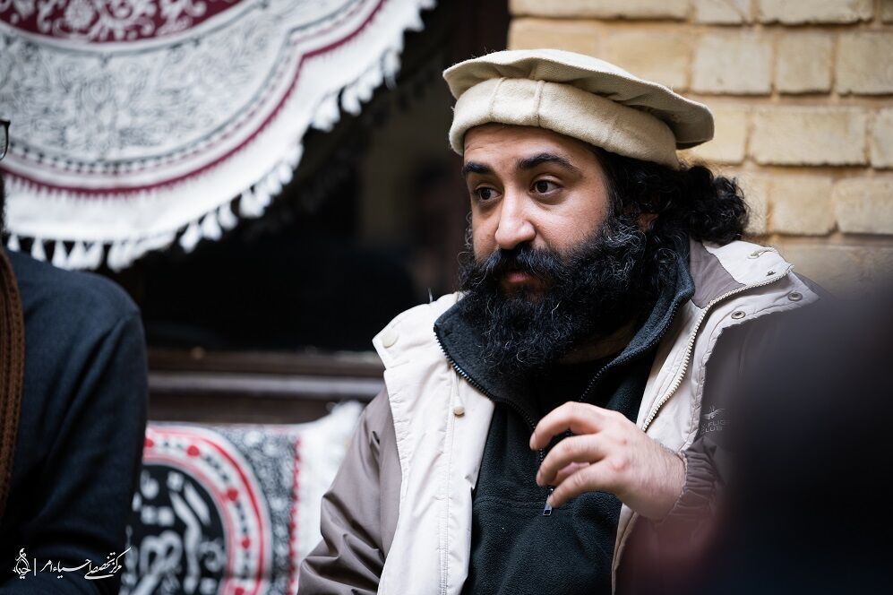 مداح شعرشناسی که روی مرز مداحی سنتی و روز حرکت میکند/ حنیف طاهری: بودجه نهادهای فرهنگی برای اهل بیت به جای هیأت کجا میرود؟