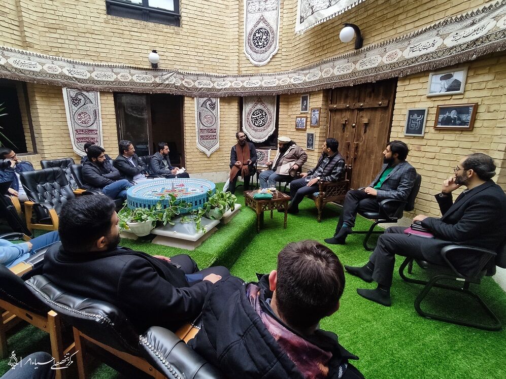 مداح شعرشناسی که روی مرز مداحی سنتی و روز حرکت میکند/ حنیف طاهری: بودجه نهادهای فرهنگی برای اهل بیت به جای هیأت کجا میرود؟